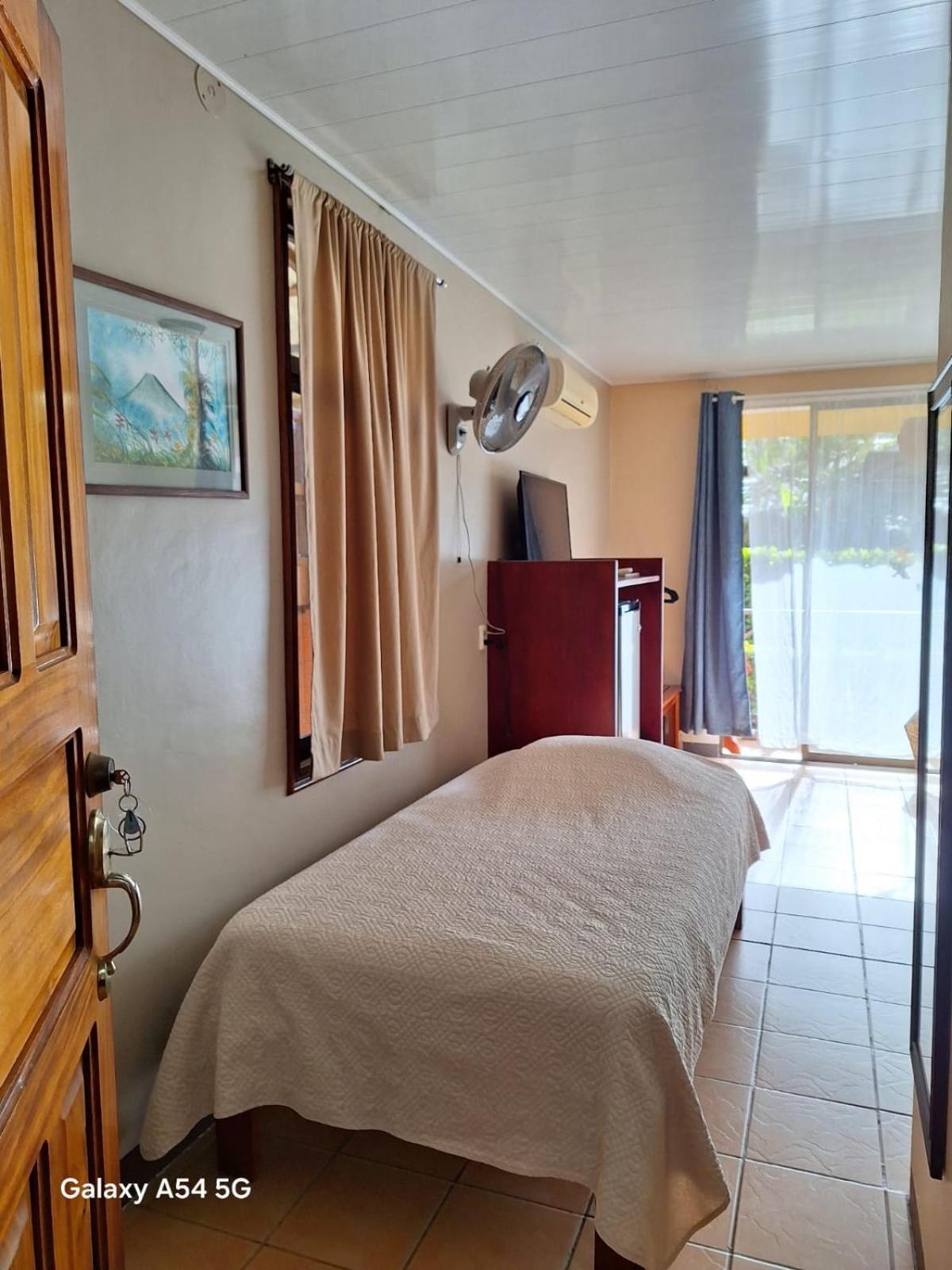 Iris Arenal Hotel Ла Фортуна Экстерьер фото